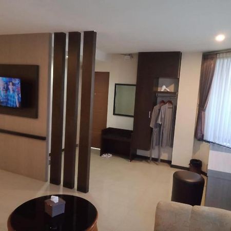 Alexander Hotel Tegal Экстерьер фото