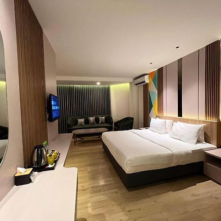 Alexander Hotel Tegal Экстерьер фото