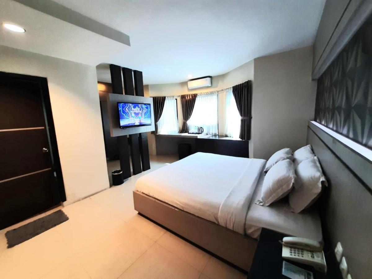 Alexander Hotel Tegal Экстерьер фото