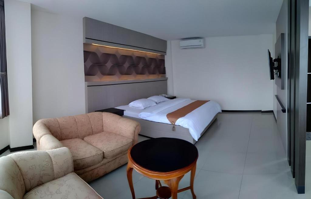 Alexander Hotel Tegal Экстерьер фото