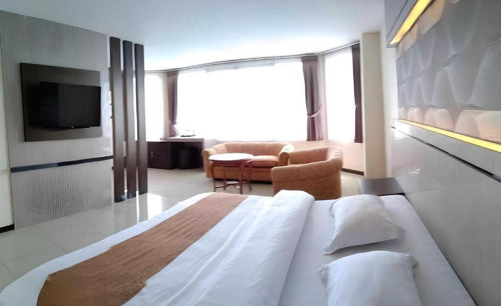 Alexander Hotel Tegal Экстерьер фото
