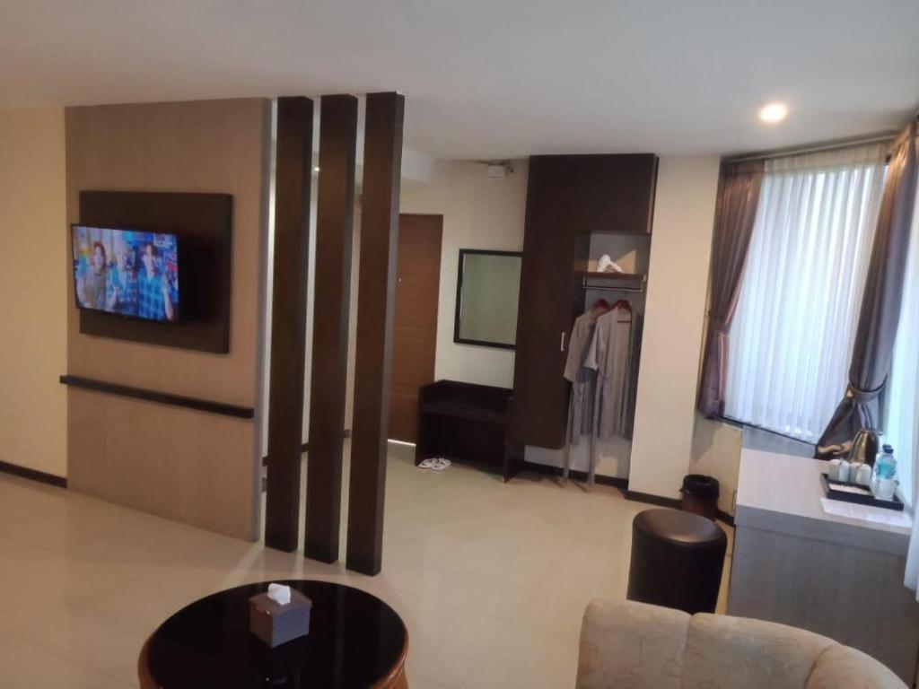 Alexander Hotel Tegal Экстерьер фото