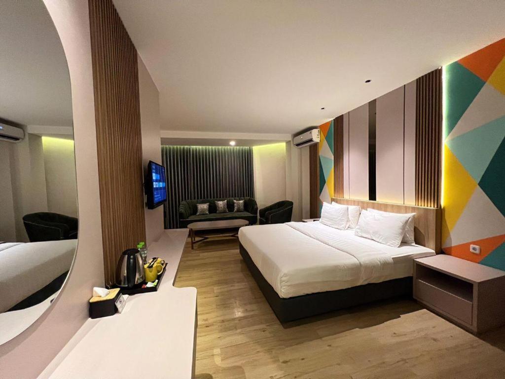 Alexander Hotel Tegal Экстерьер фото
