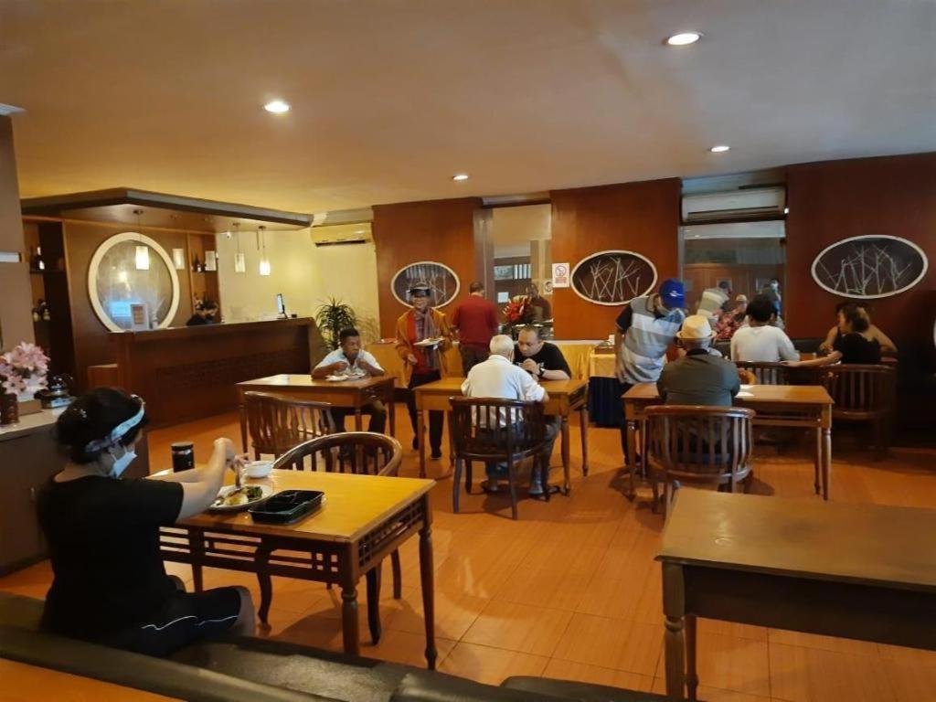 Alexander Hotel Tegal Экстерьер фото