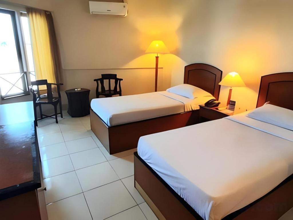 Alexander Hotel Tegal Экстерьер фото