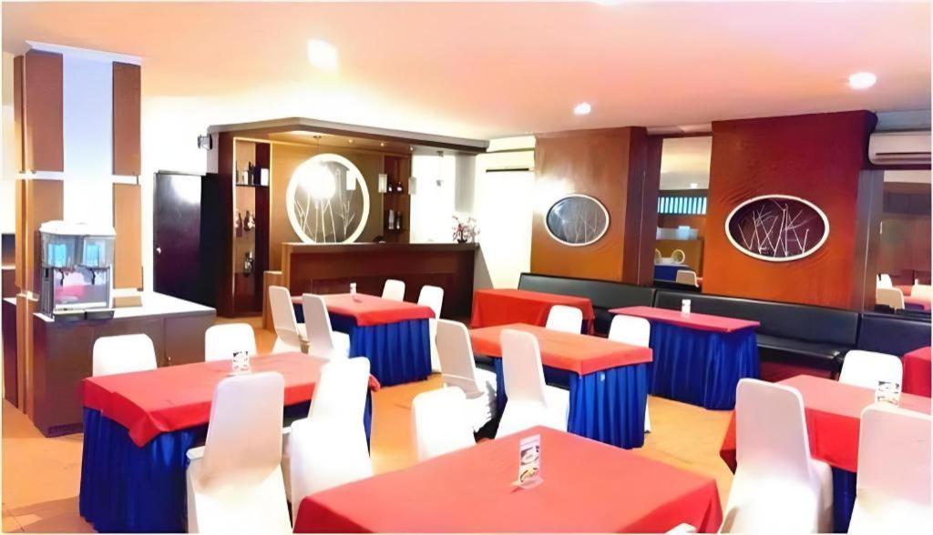 Alexander Hotel Tegal Экстерьер фото