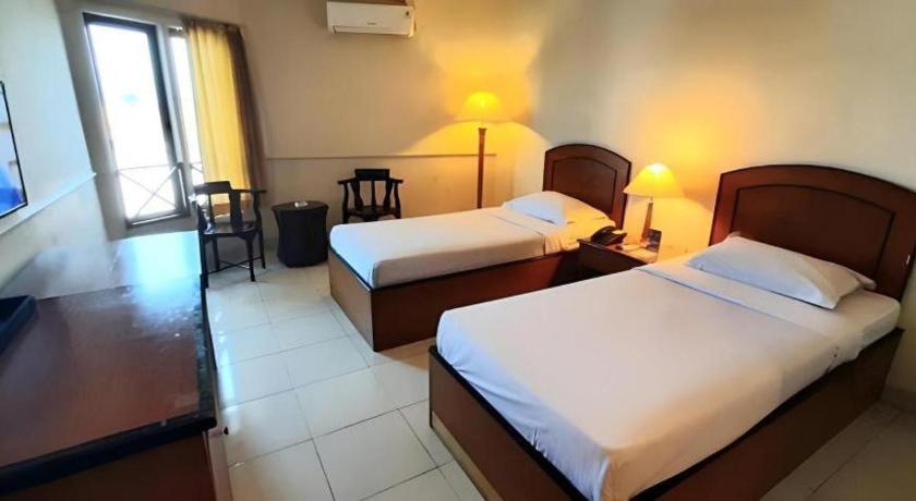 Alexander Hotel Tegal Экстерьер фото