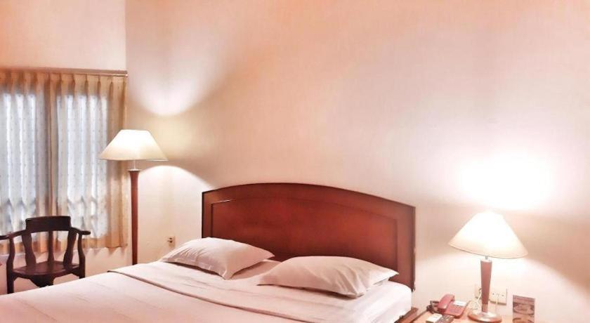 Alexander Hotel Tegal Экстерьер фото