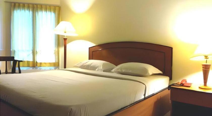 Alexander Hotel Tegal Экстерьер фото