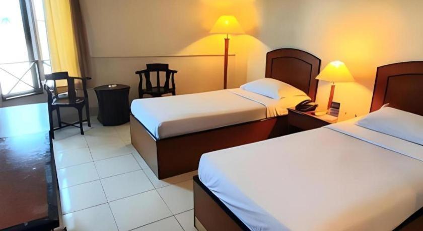 Alexander Hotel Tegal Экстерьер фото