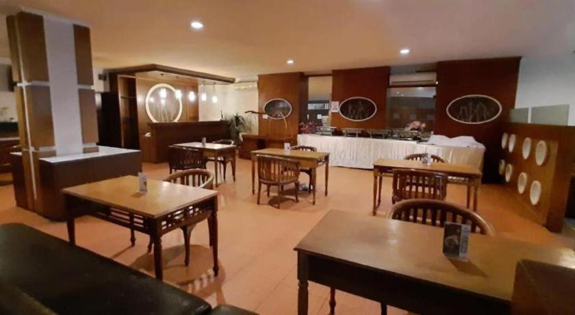 Alexander Hotel Tegal Экстерьер фото