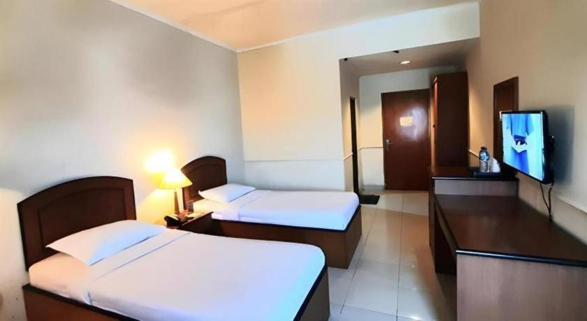 Alexander Hotel Tegal Экстерьер фото