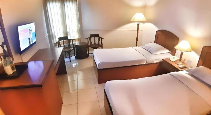 Alexander Hotel Tegal Экстерьер фото