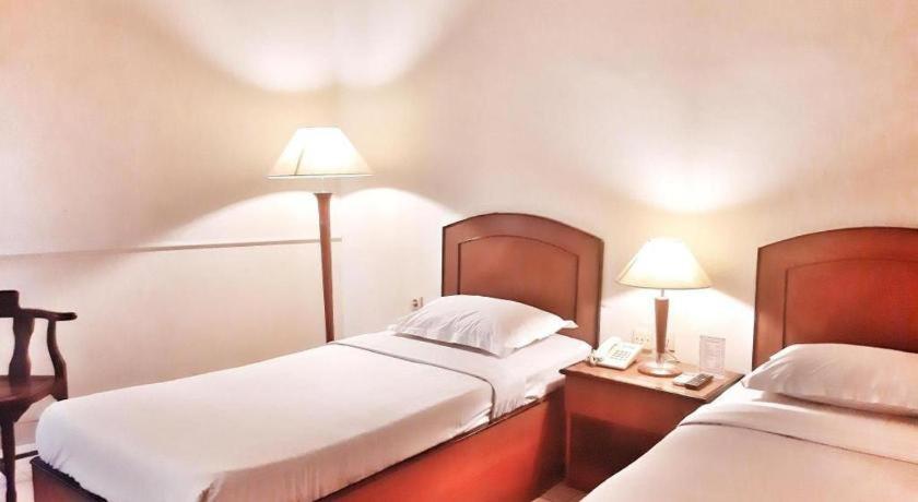 Alexander Hotel Tegal Экстерьер фото