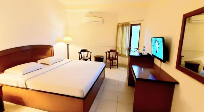 Alexander Hotel Tegal Экстерьер фото