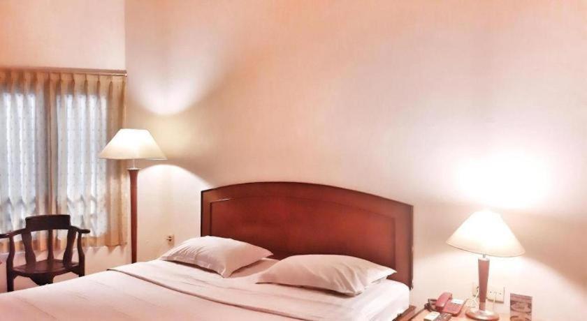 Alexander Hotel Tegal Экстерьер фото