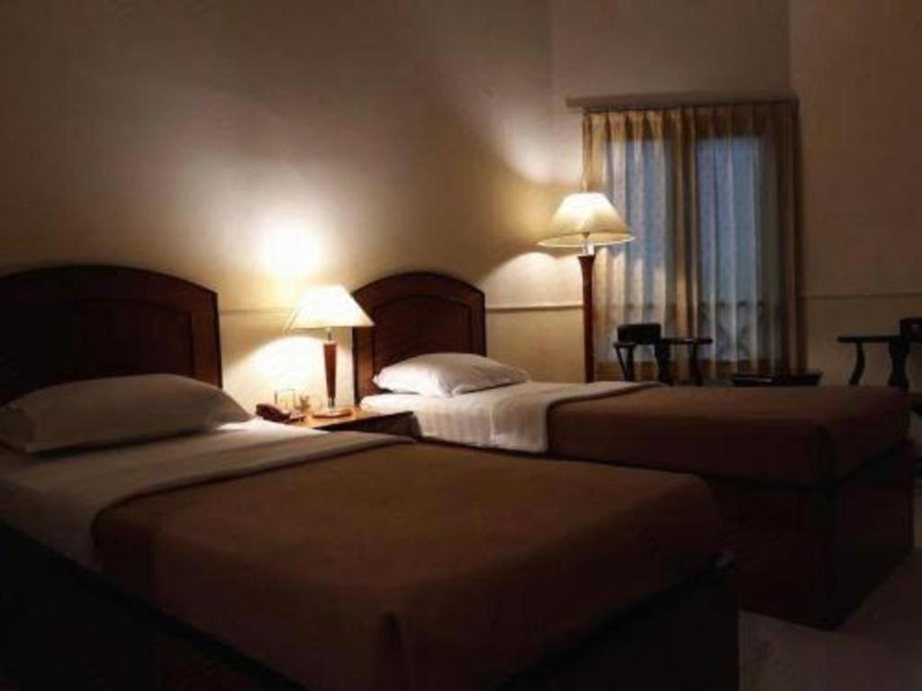 Alexander Hotel Tegal Экстерьер фото